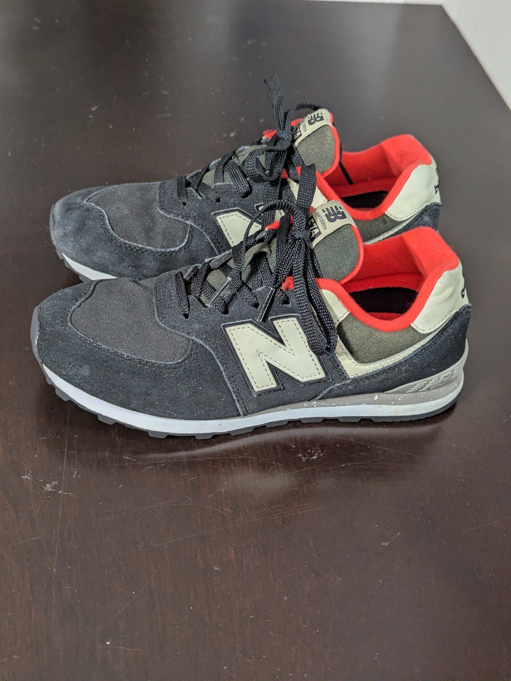 New Balance Men's Black & Red Classic Running Shoes